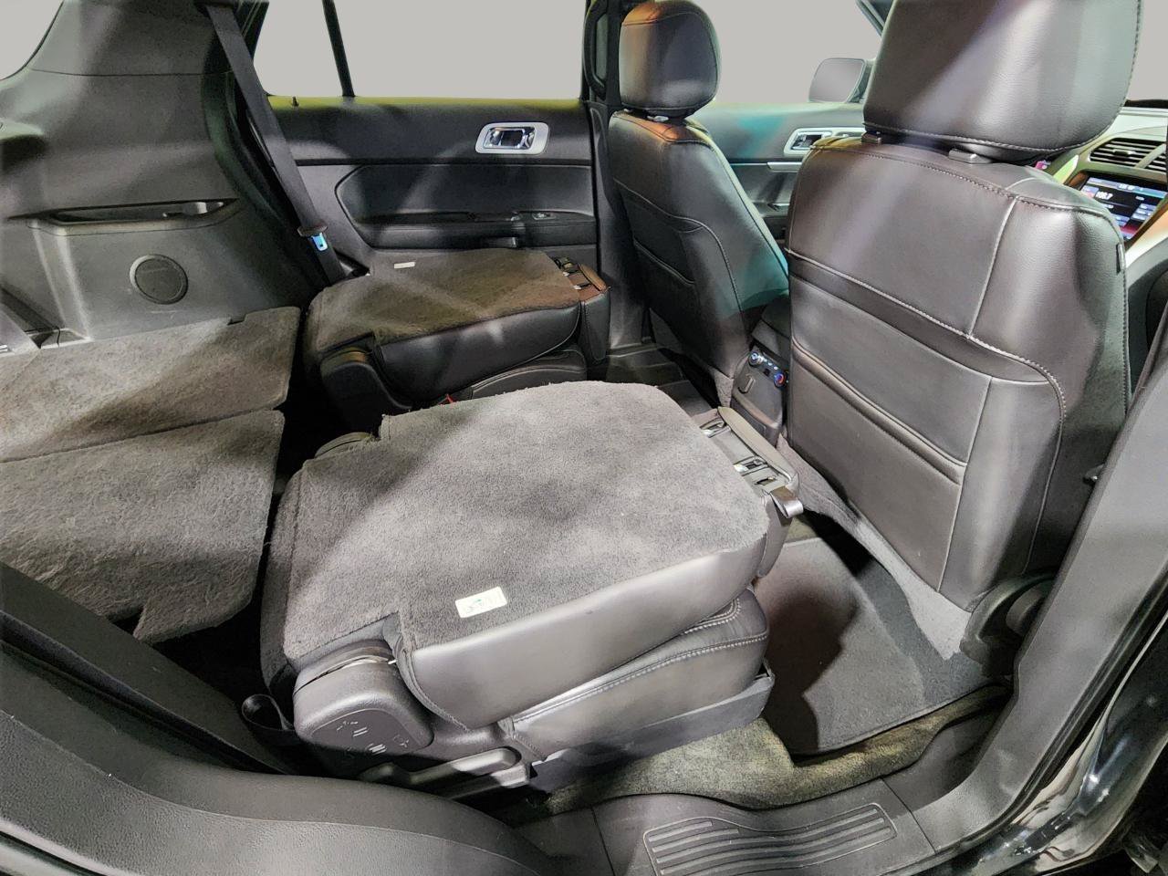 Used 2015 Ford Explorer XLT w/ Equipment Group 202A AWD/4WD image 39