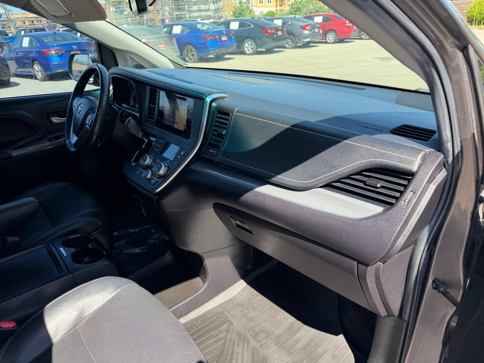 Used 2017 Toyota Sienna SE w/ SE Preferred Package FWD image 16