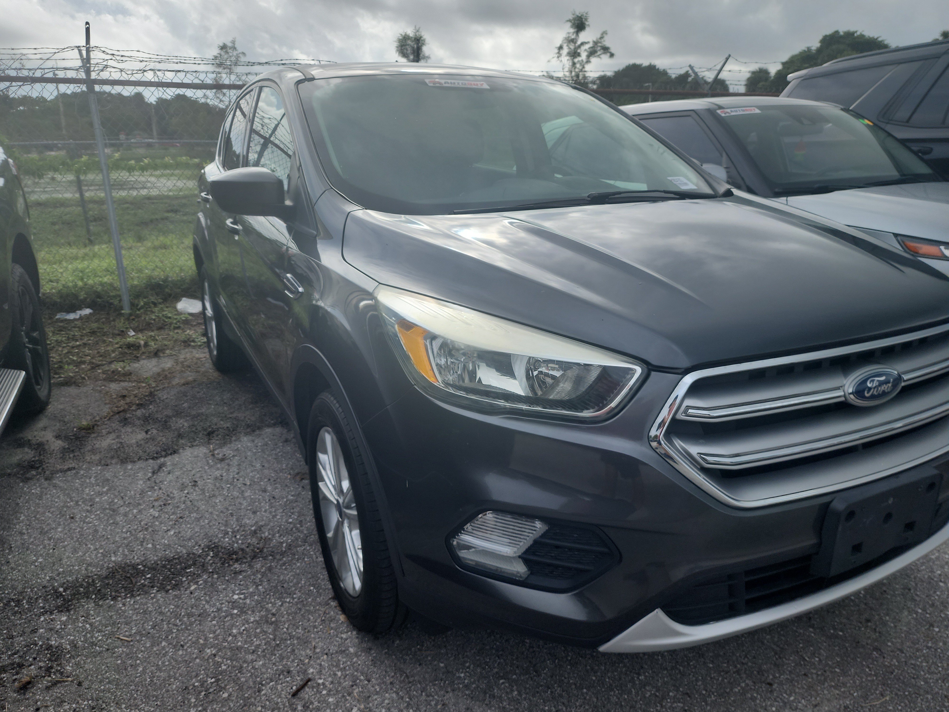 Used 2017 Ford Escape SE FWD image 3