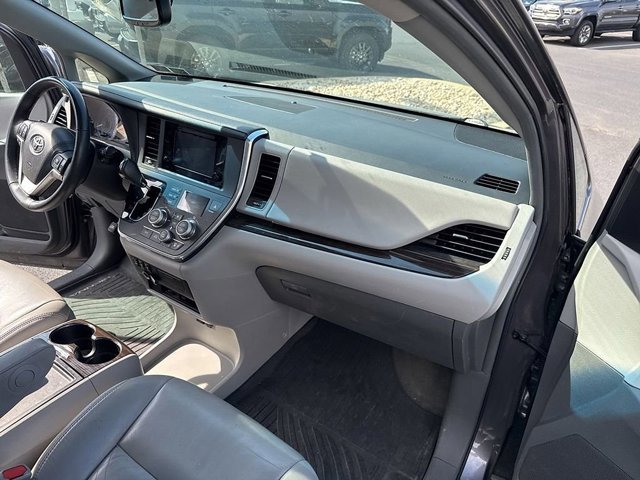 Used 2017 Toyota Sienna XLE Premium image 16