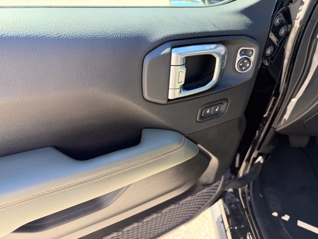 Used 2025 Jeep Gladiator Mojave AWD/4WD image 21