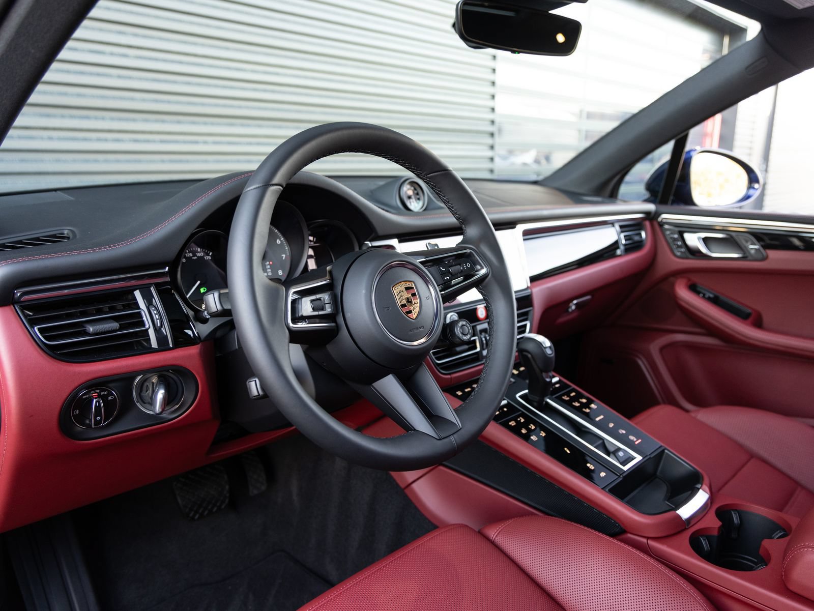 Used 2025 Porsche Macan S AWD/4WD image 4