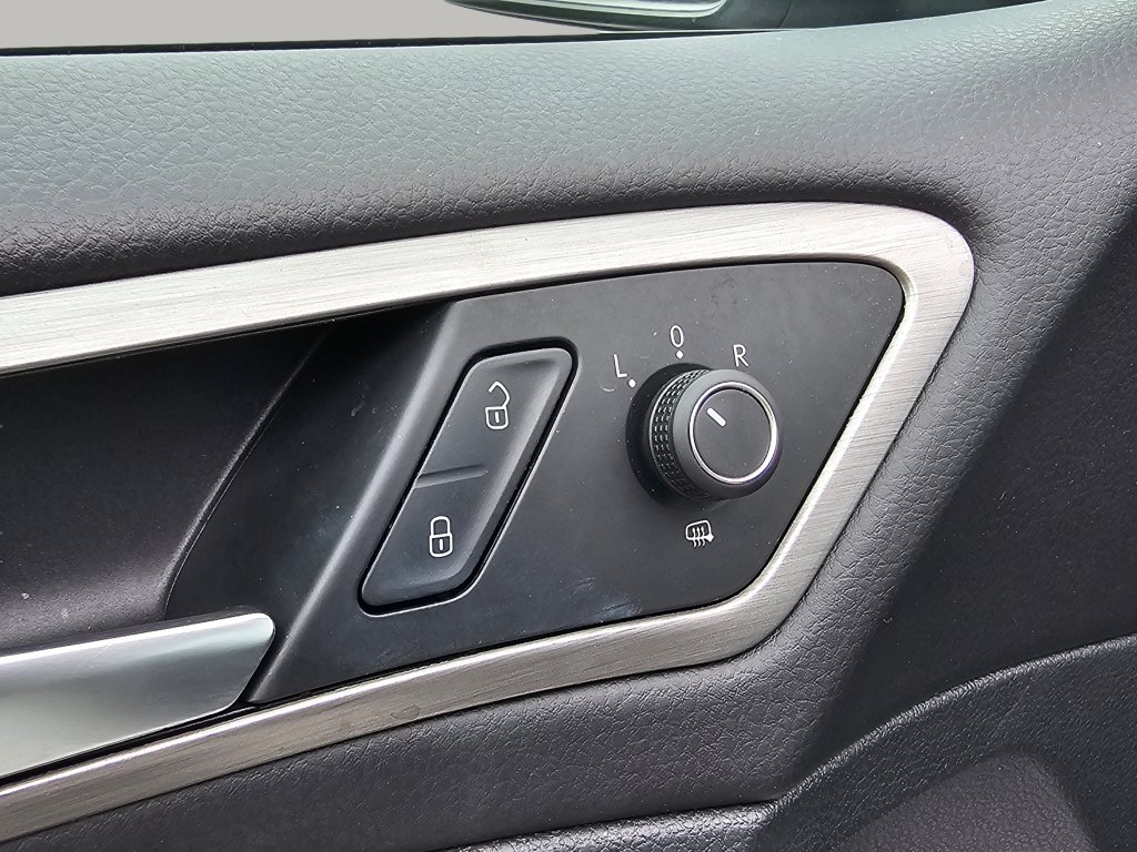 Used 2017 Volkswagen Golf S image 27