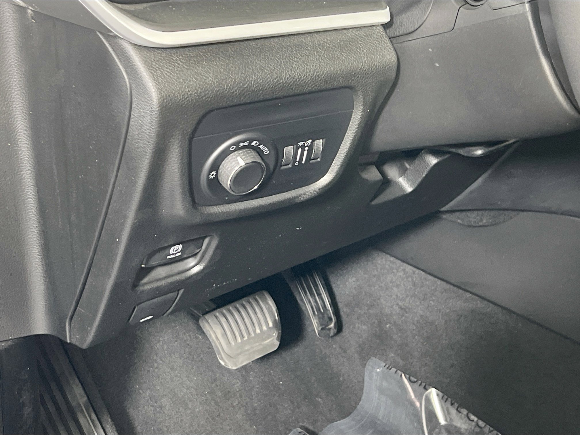 Used 2023 Jeep Grand Cherokee Laredo image 10