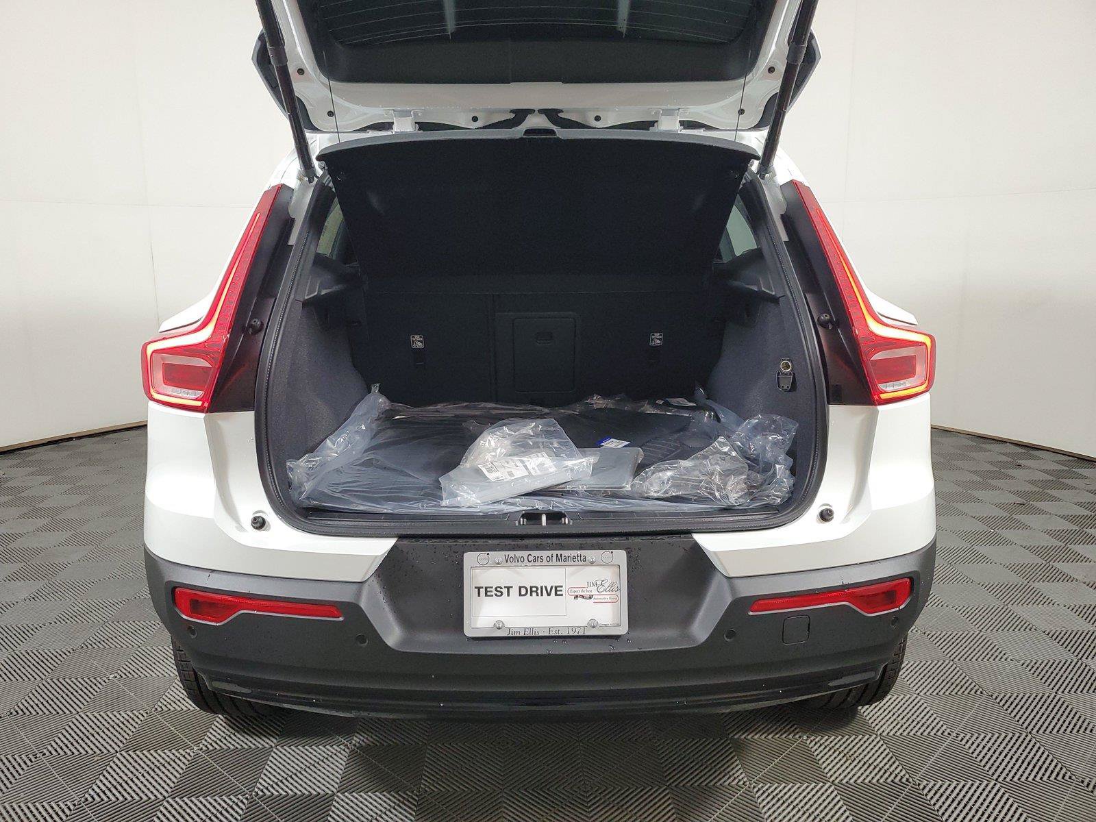 New 2026 Volvo XC40 B4 Plus w/ Protection Package Premier FWD image 9