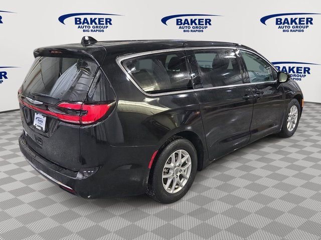 Used 2024 Chrysler Pacifica Touring-L image 7
