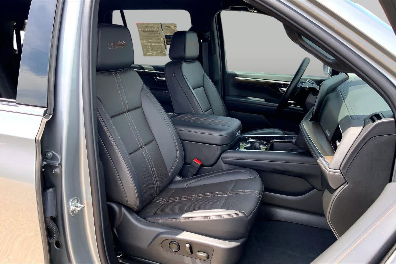 Used 2025 Chevrolet Tahoe High Country AWD/4WD image 16