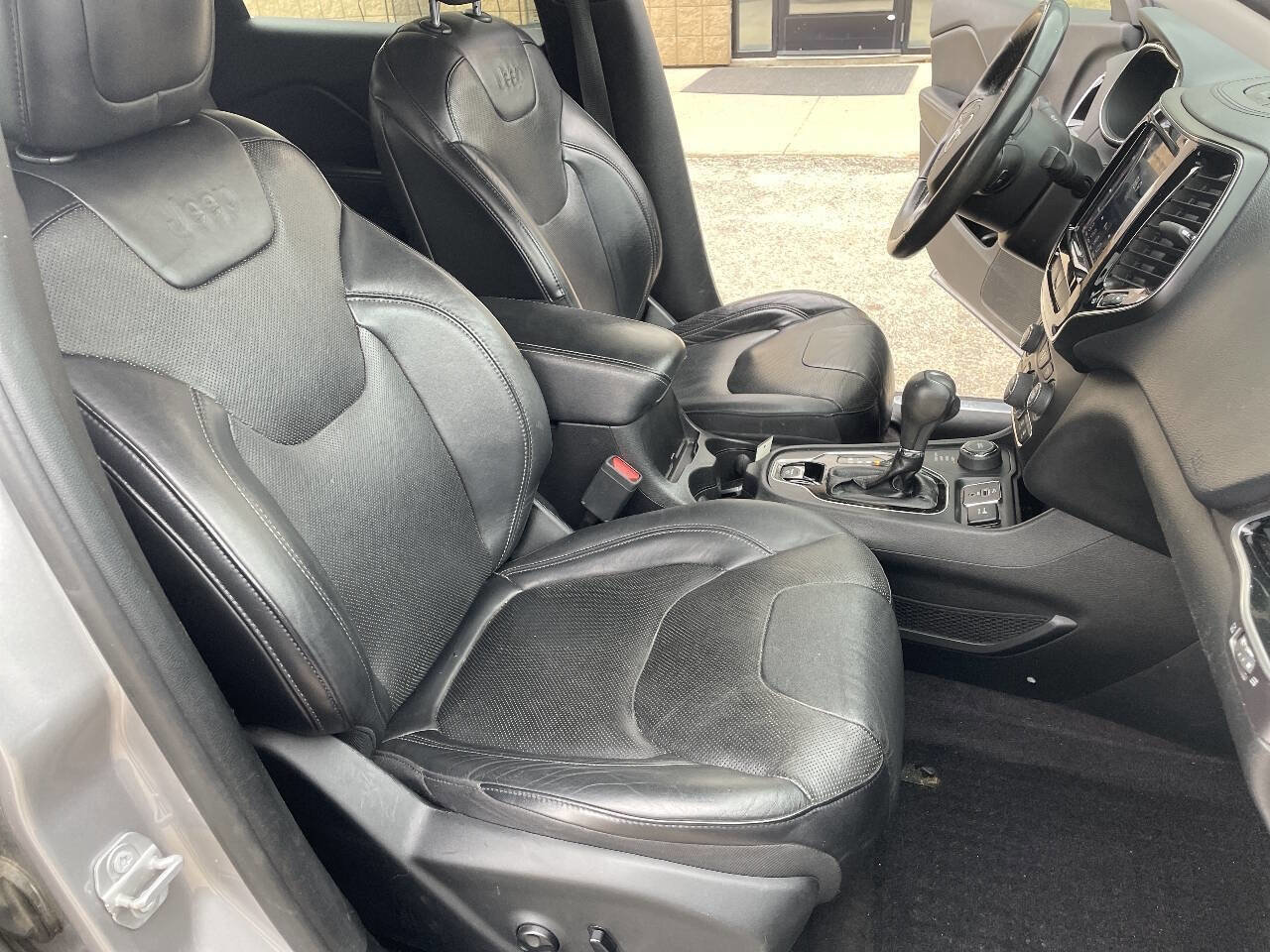 Used 2019 Jeep Cherokee Limited image 29