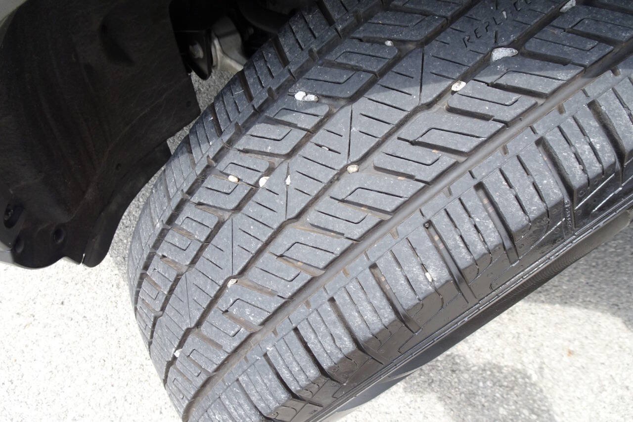 Used 2020 Ford Explorer XLT w/ Equipment Group 202A AWD/4WD image 12