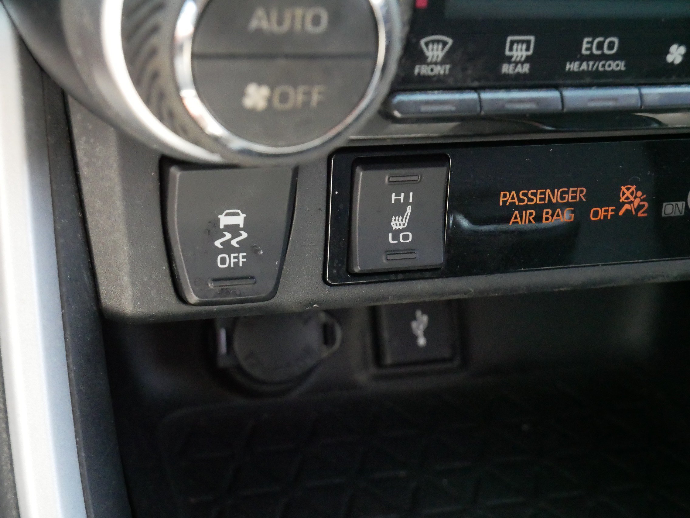 Certified 2021 Toyota RAV4 XLE Premium AWD/4WD image 28