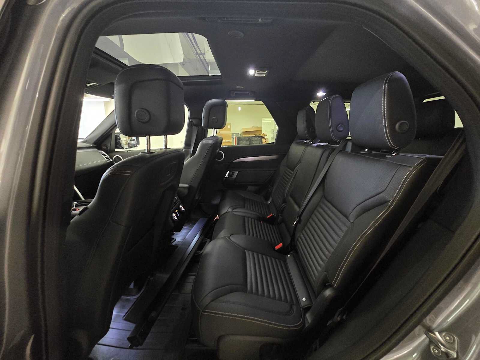 Used 2025 Land Rover Discovery Dynamic SE AWD/4WD image 17