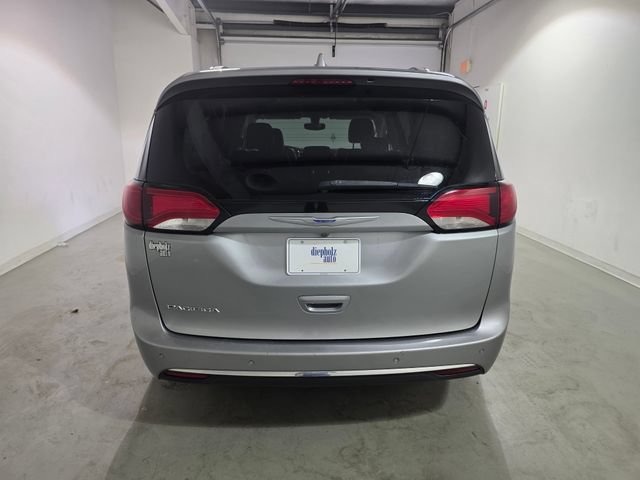Used 2018 Chrysler Pacifica Touring-L FWD image 6