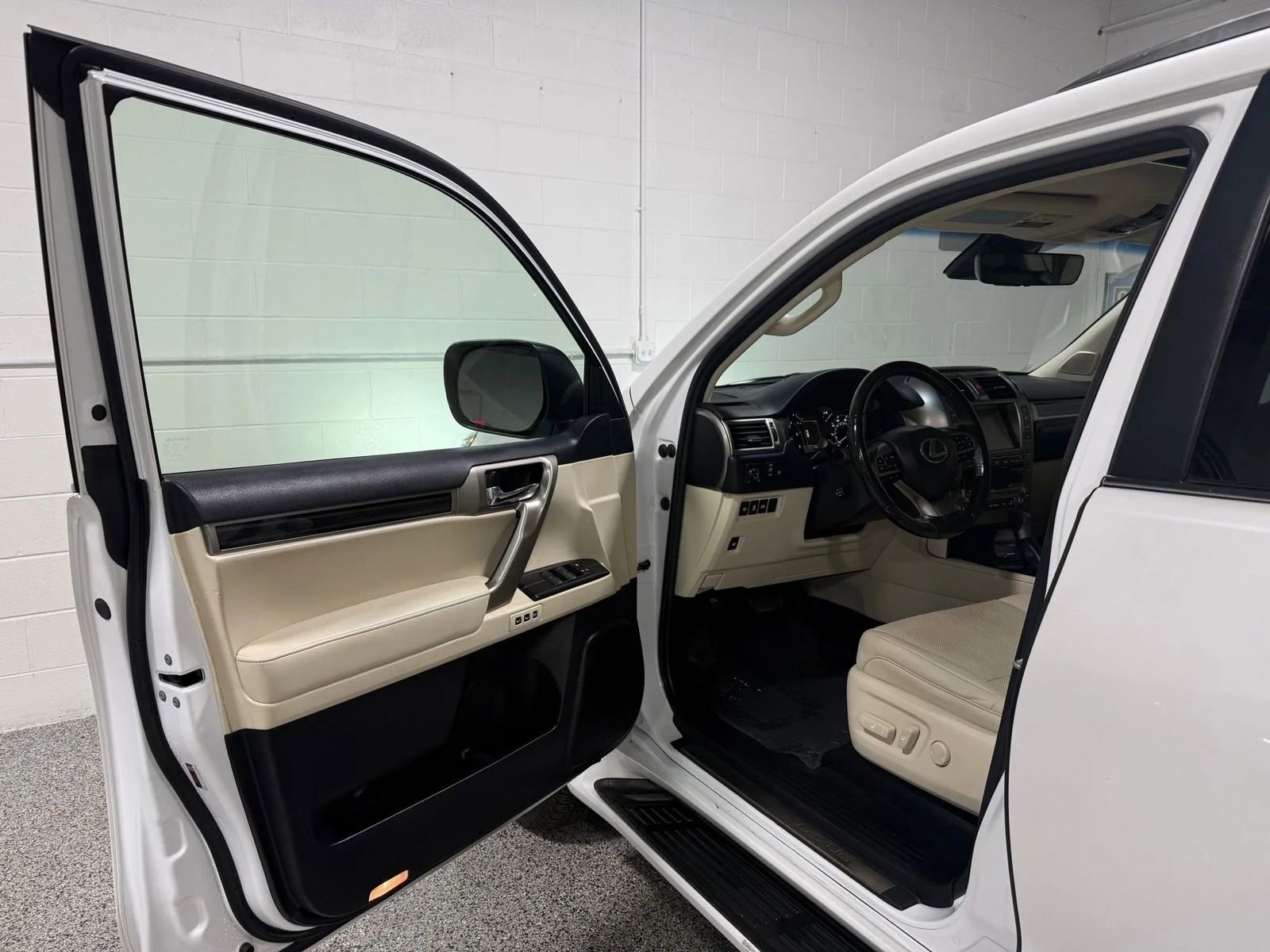 Used 2020 Lexus GX 460 Premium w/ Premium Package image 9