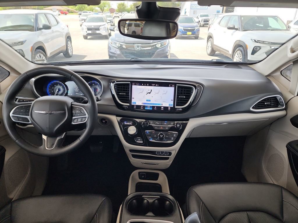 Used 2024 Chrysler Pacifica Touring-L FWD image 18