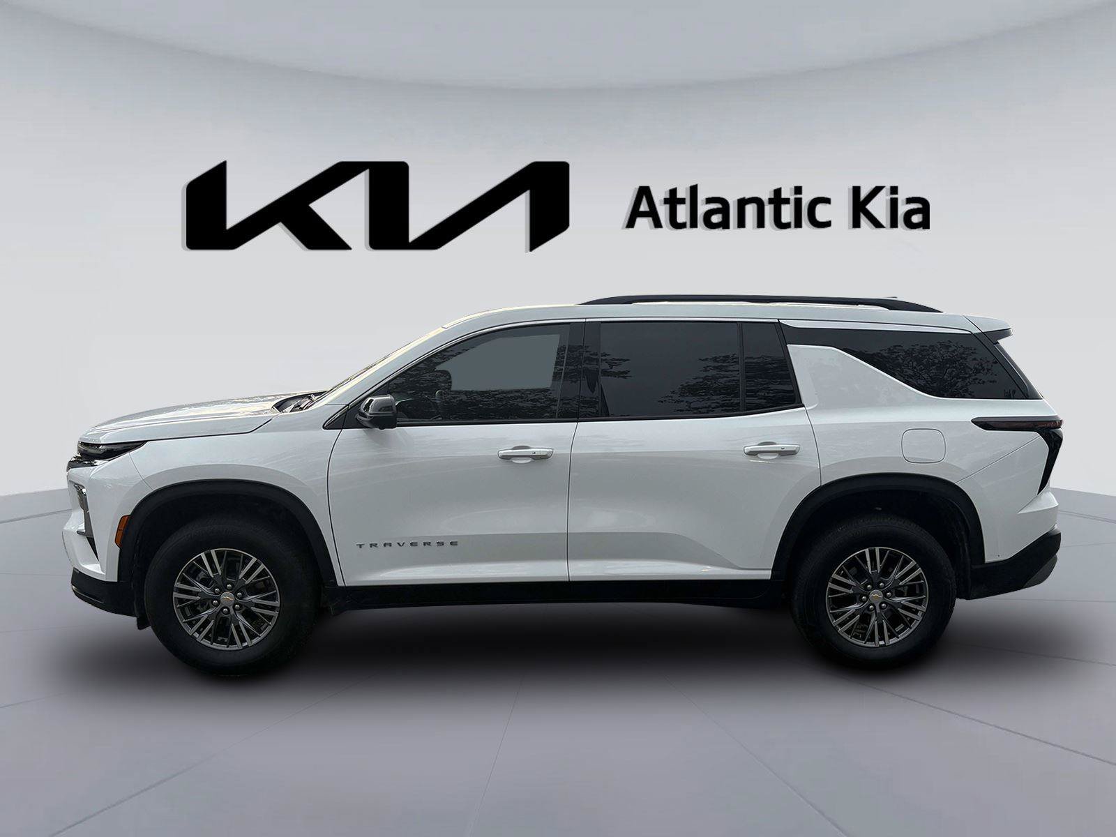 Used 2025 Chevrolet Traverse LT w/ Driver Confidence Package AWD/4WD image 11