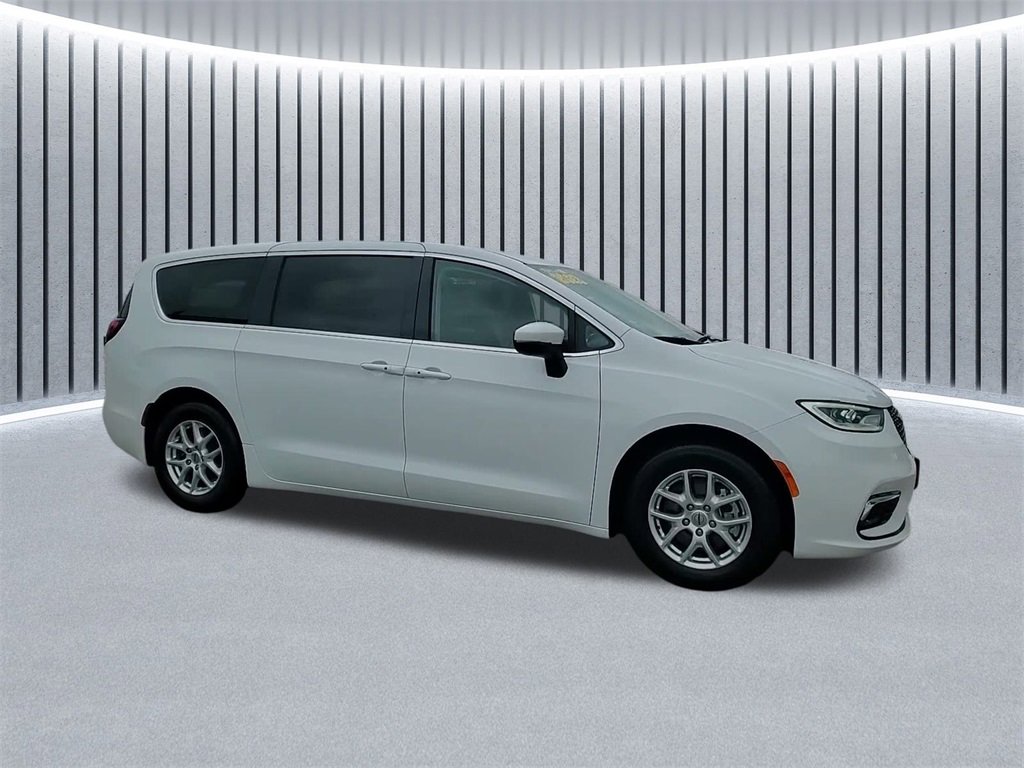 Used 2023 Chrysler Pacifica Touring-L image 3