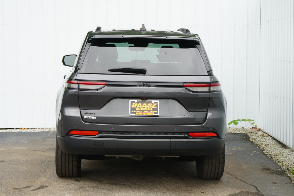 Used 2023 Jeep Grand Cherokee Altitude AWD/4WD image 5