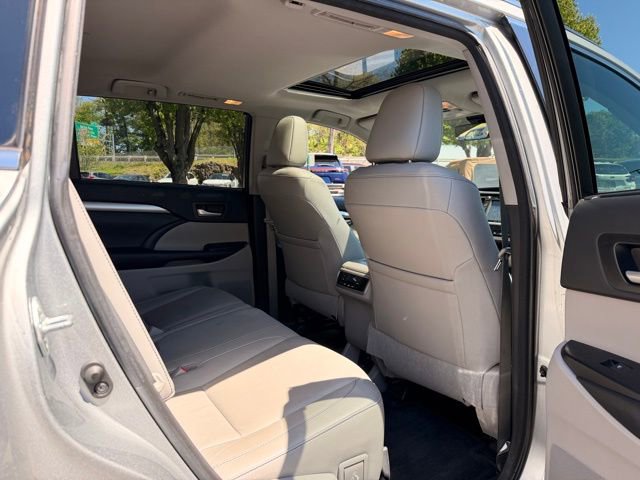 Used 2017 Toyota Highlander XLE AWD/4WD image 6