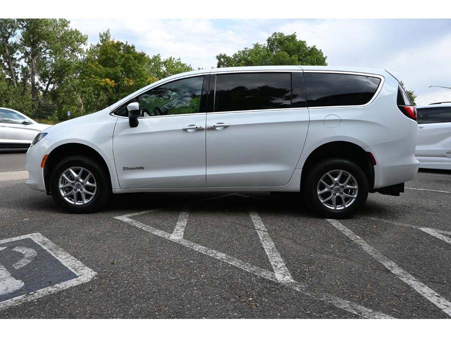 Used 2023 Chrysler Voyager LX image 9