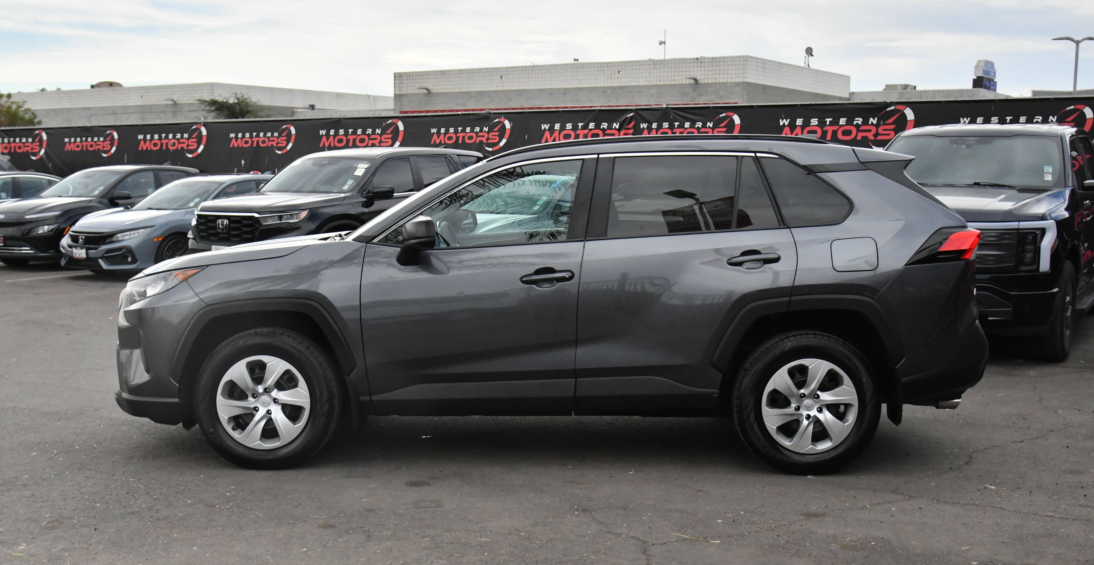 Used 2021 Toyota RAV4 LE FWD image 4