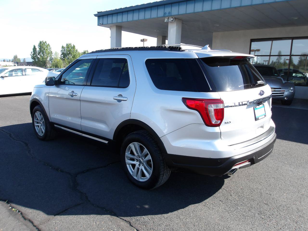 Used 2018 Ford Explorer XLT w/ Equipment Group 202A AWD/4WD image 3