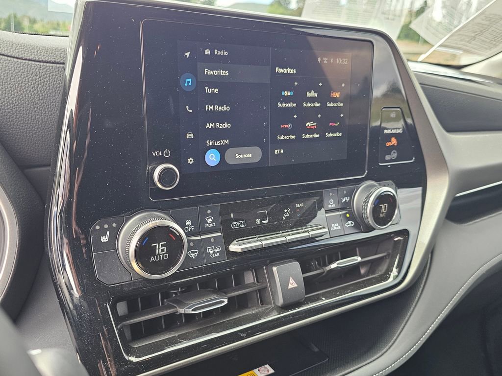 Used 2024 Toyota Highlander XLE AWD/4WD image 25