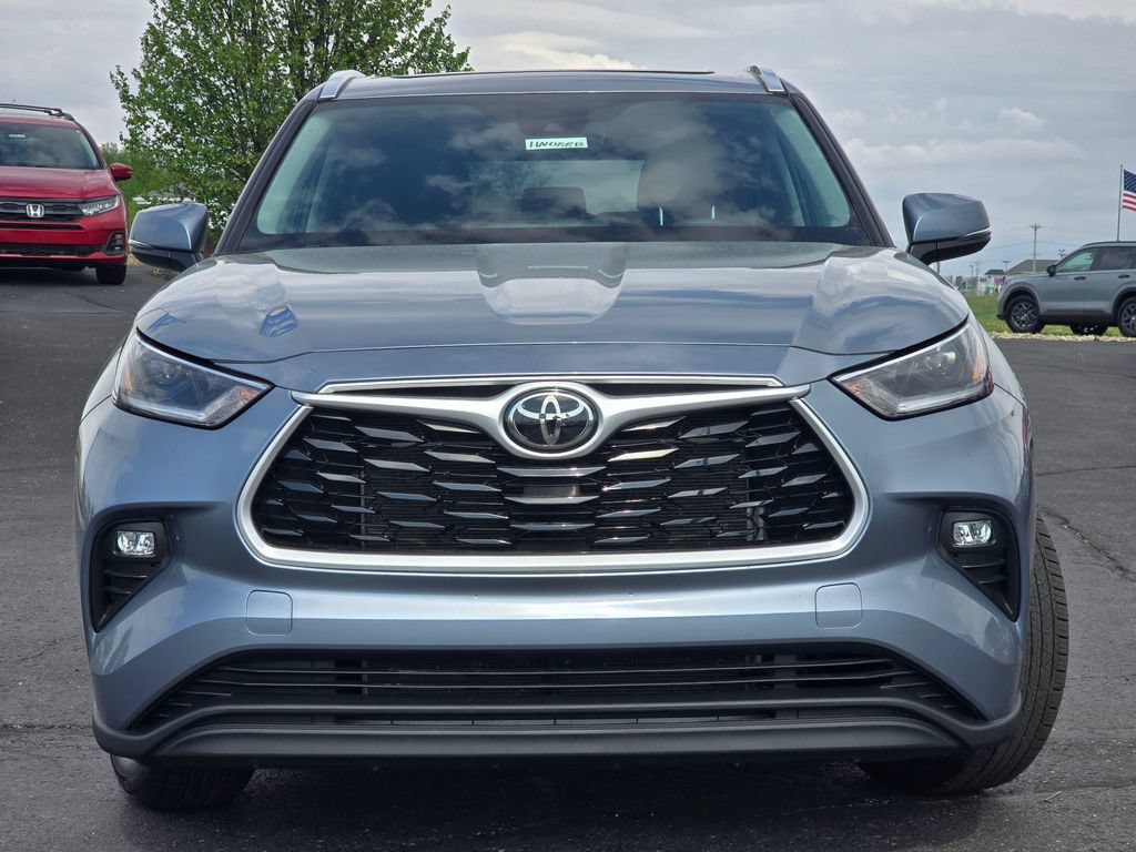Used 2021 Toyota Highlander XLE AWD/4WD image 3