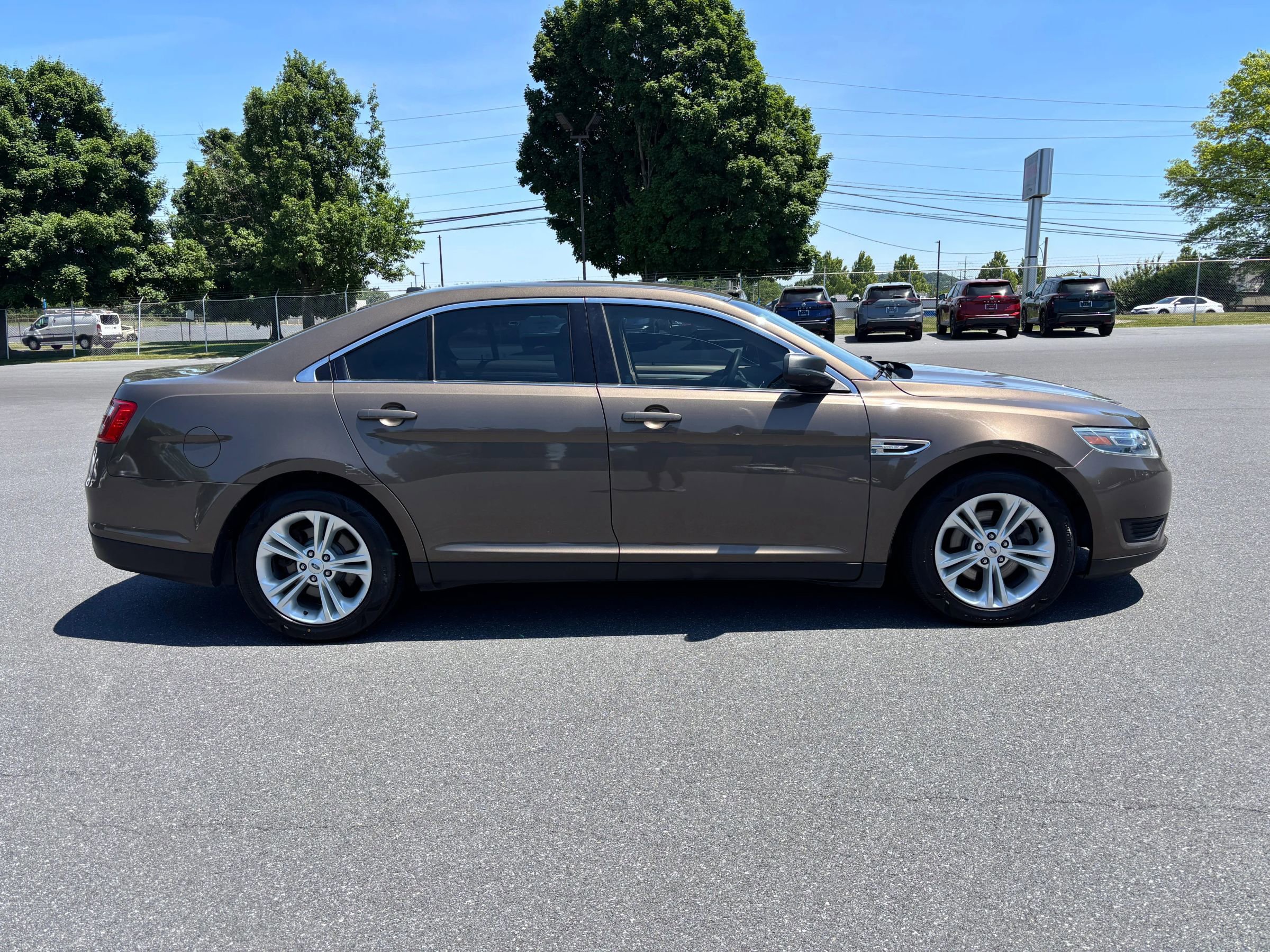Used 2016 Ford Taurus SE FWD image 4