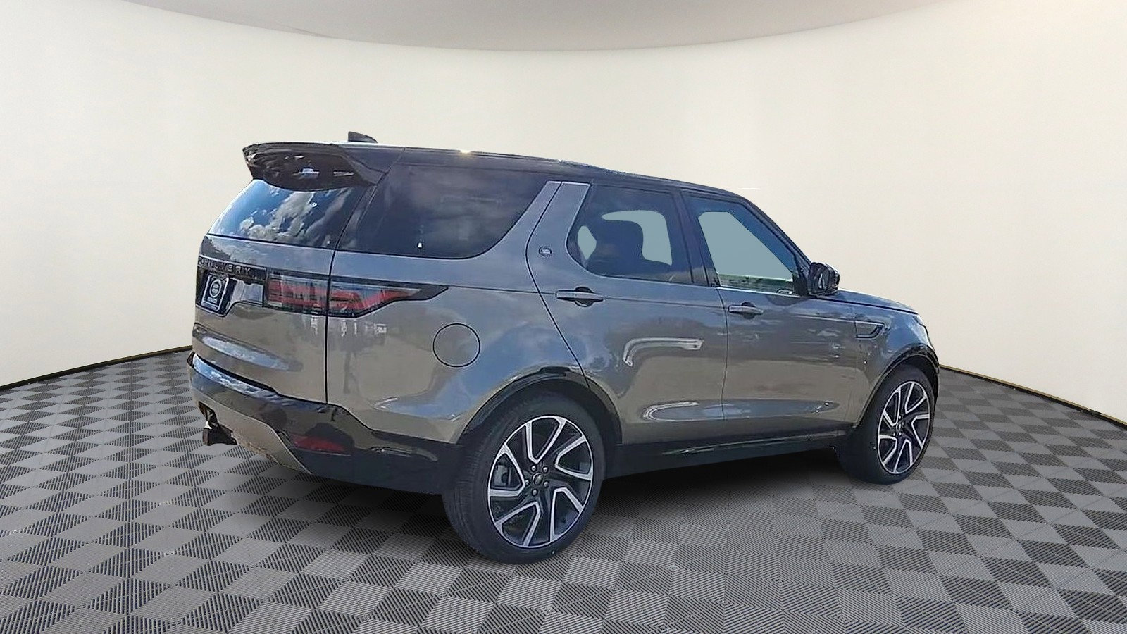 Used 2024 Land Rover Discovery Dynamic SE AWD/4WD image 8