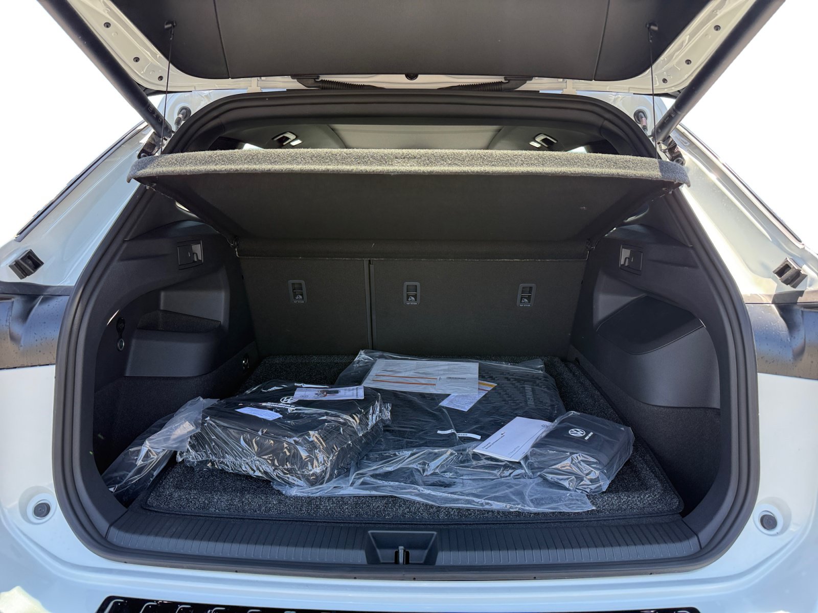 New 2026 Volkswagen Tiguan SE R-Line AWD/4WD image 17