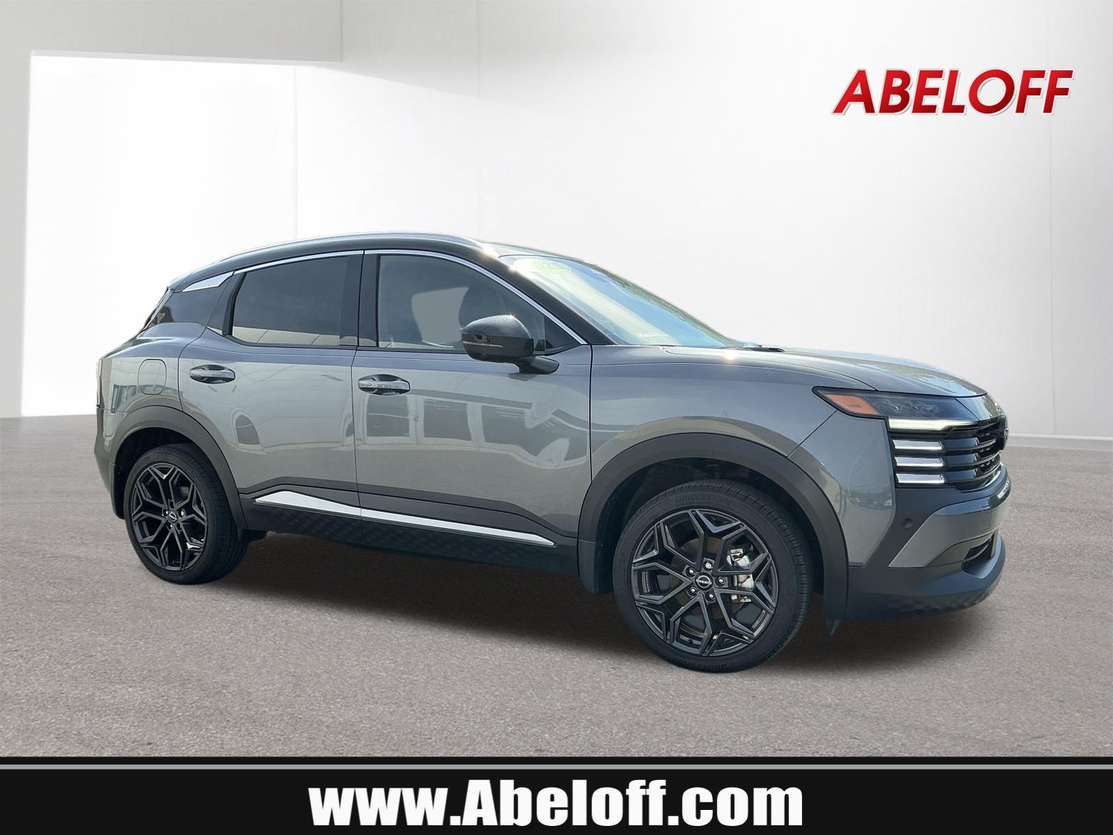 Used 2025 Nissan Kicks SR AWD/4WD image 1