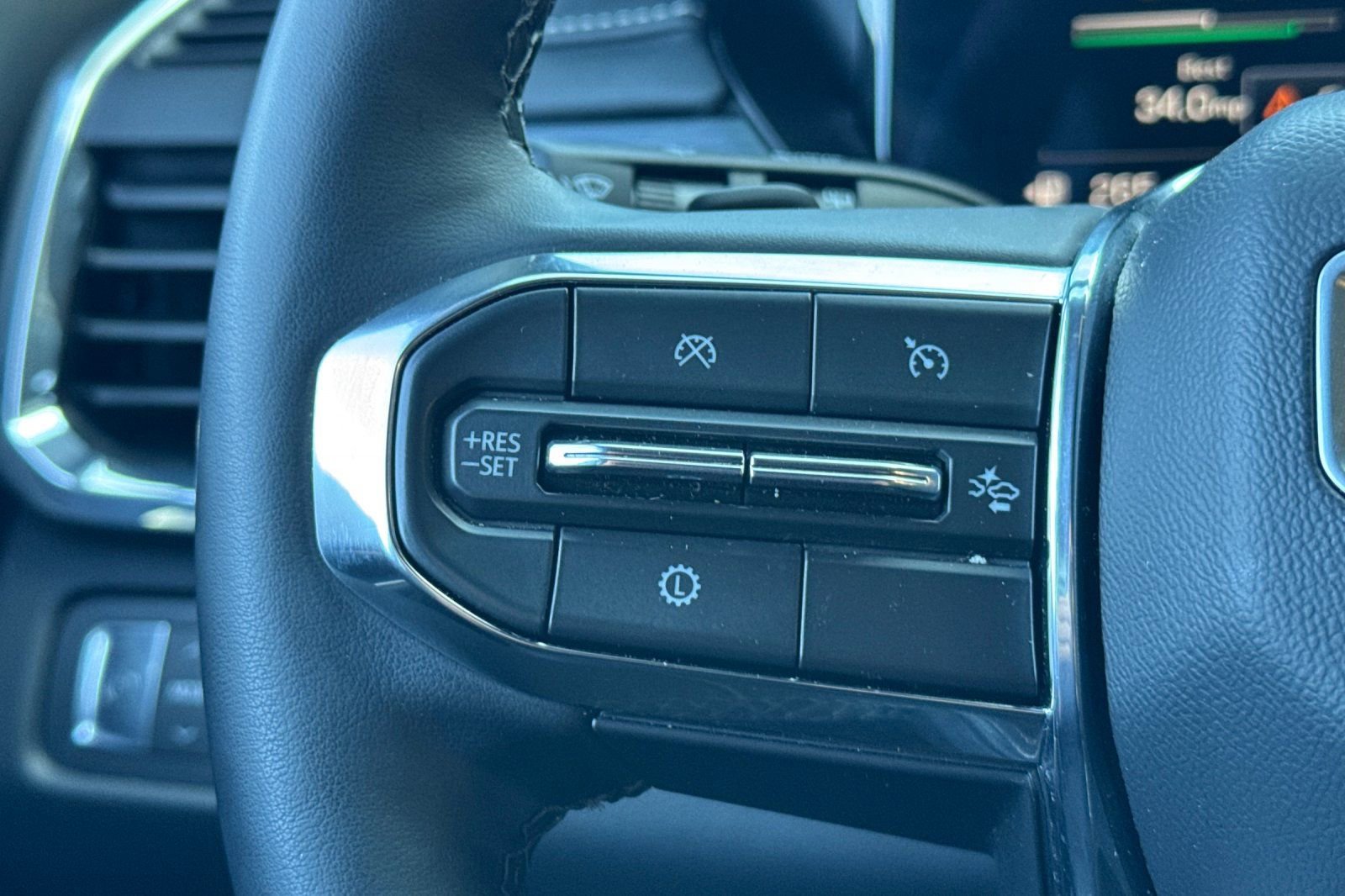 Used 2025 GMC Acadia Elevation image 32