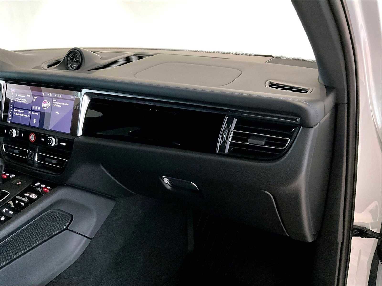 Used 2025 Porsche Macan image 23