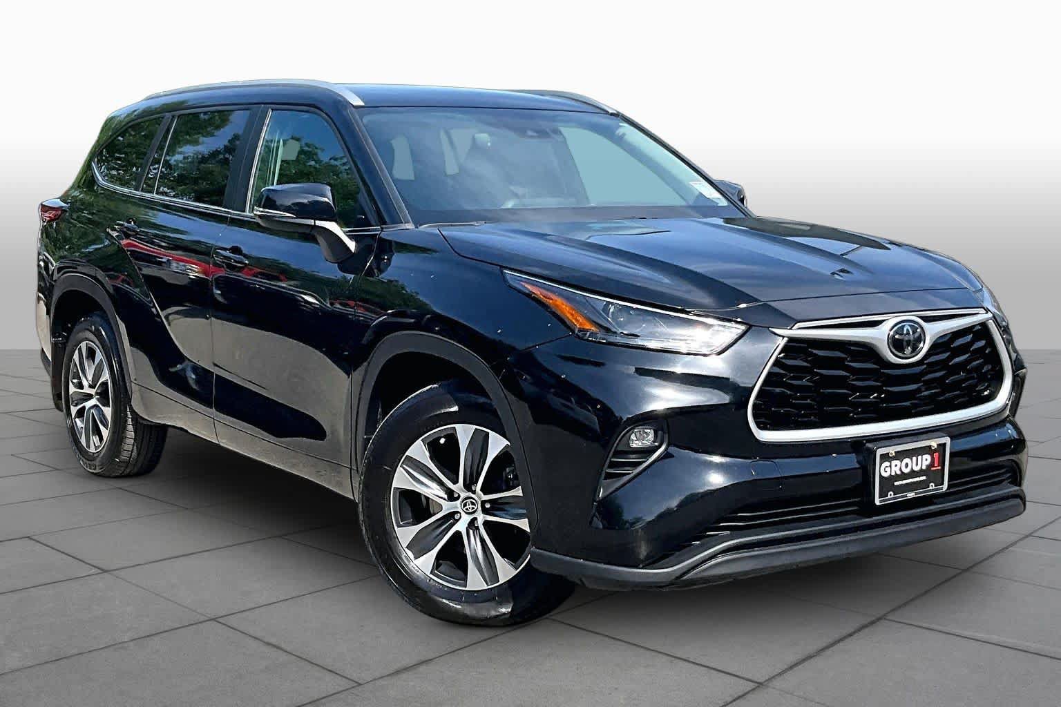 Used 2023 Toyota Highlander XLE AWD/4WD image 3