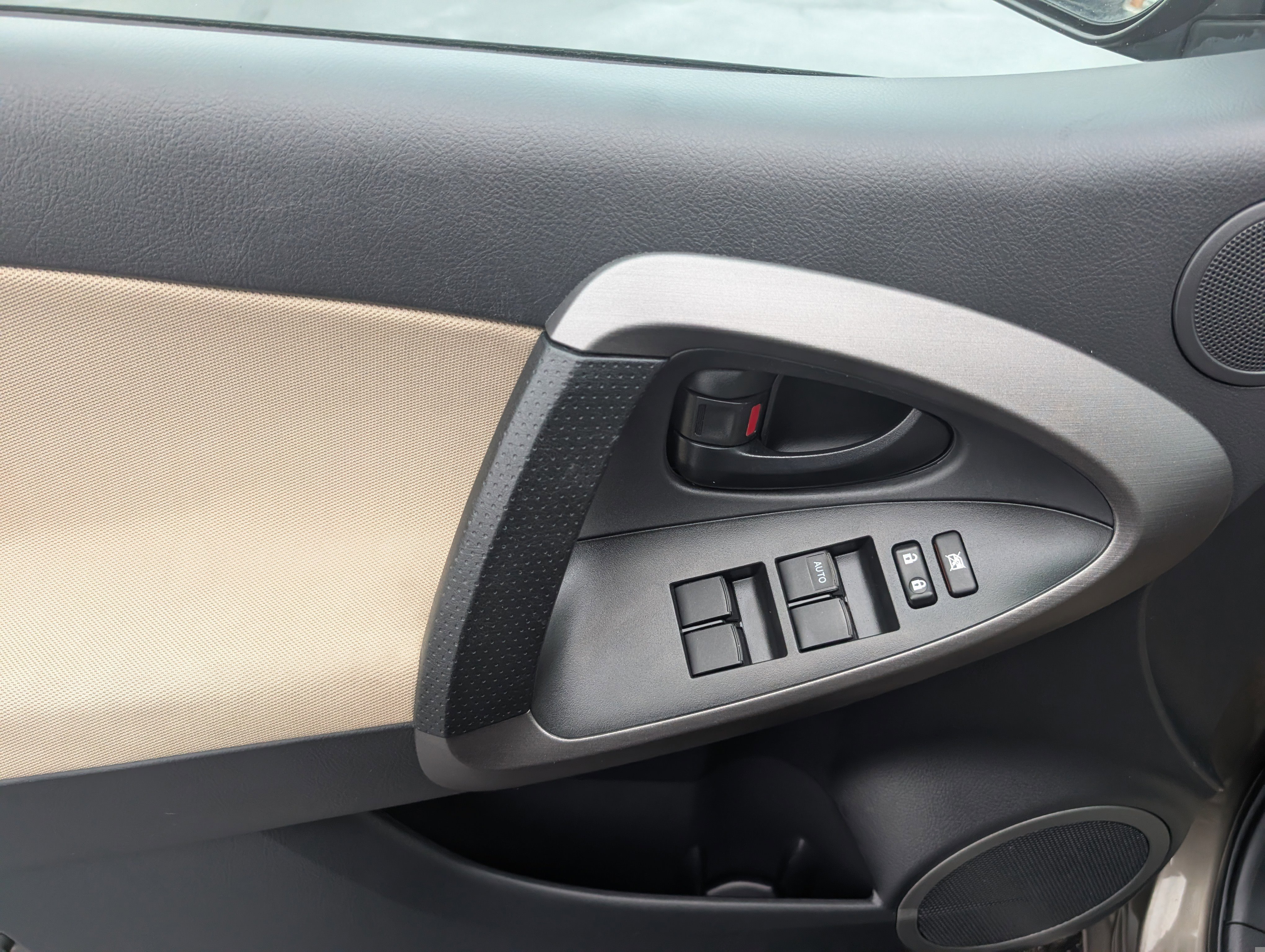 Used 2012 Toyota RAV4 4WD V6 image 10