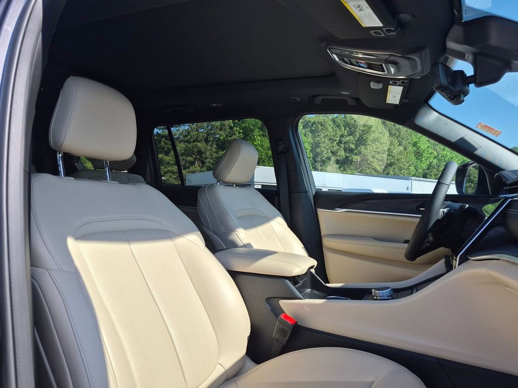 Used 2025 Jeep Grand Cherokee L Limited w/ Luxury Tech Group II image 36