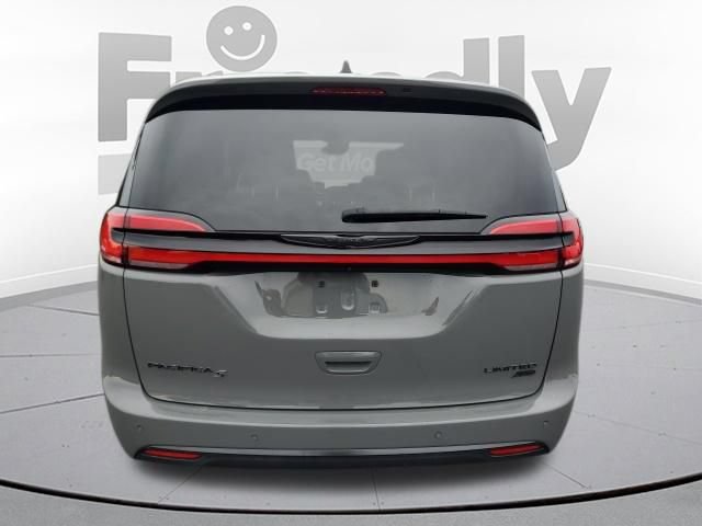 Used 2025 Chrysler Pacifica Limited AWD/4WD image 4