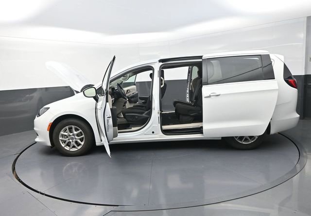 Used 2023 Chrysler Voyager LX image 42