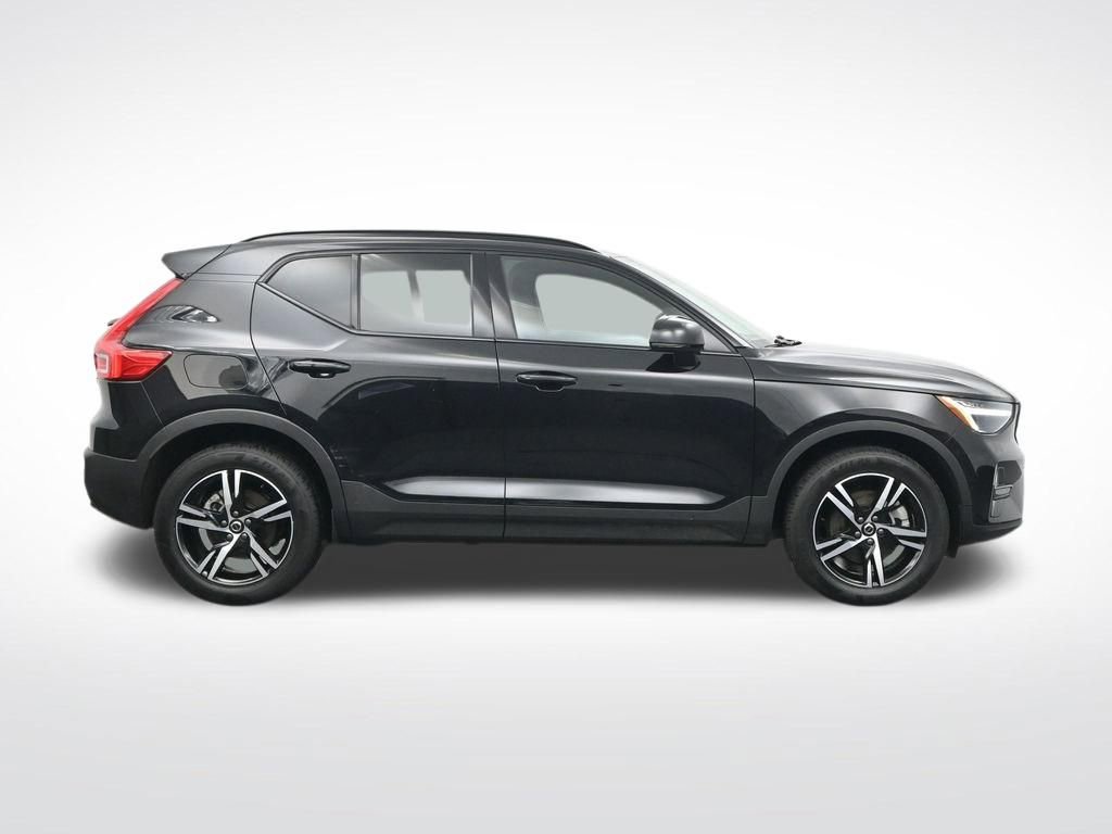 Used 2024 Volvo XC40 B5 Core image 4