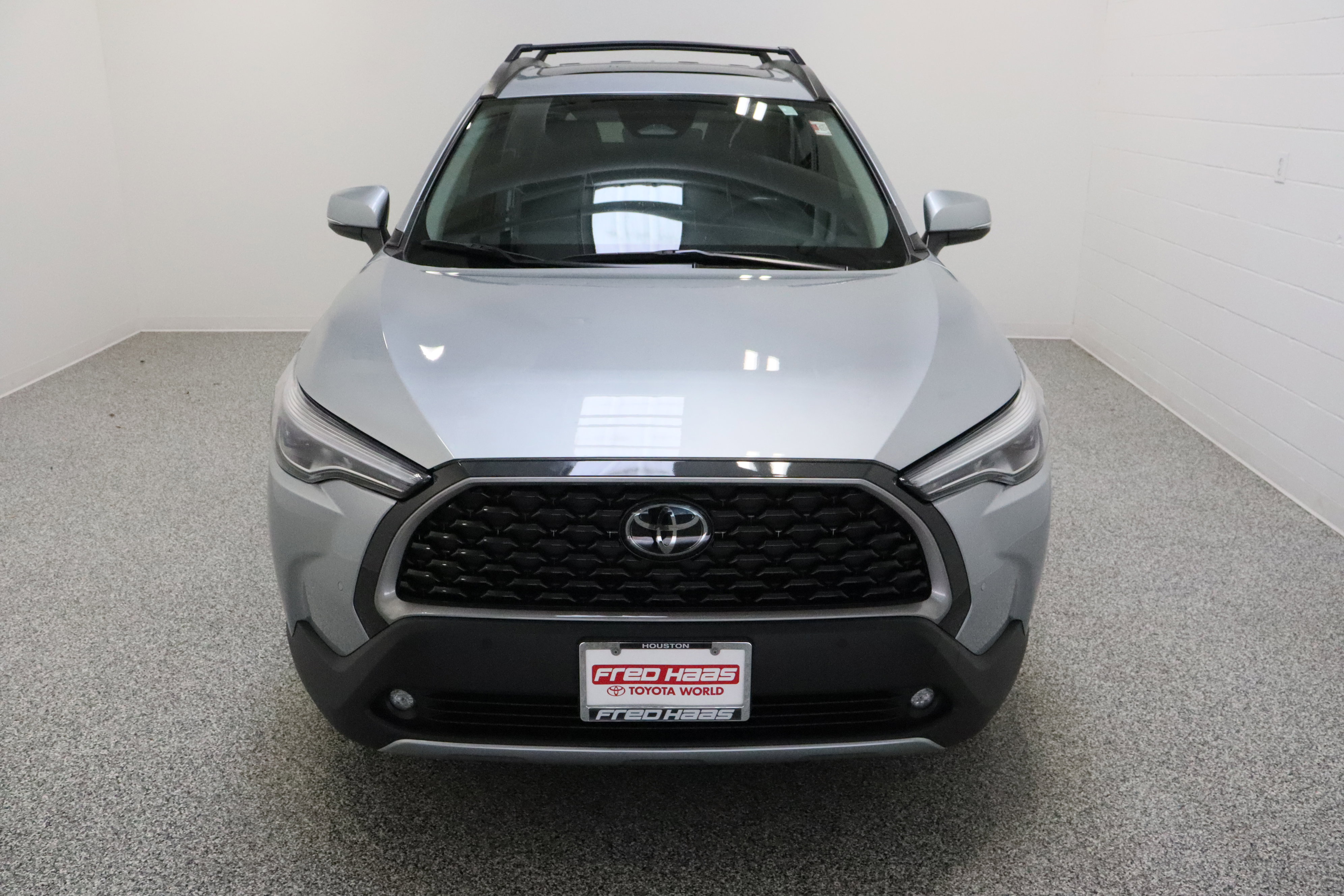 Used 2023 Toyota Corolla Cross XLE w/ Convenience Package FWD image 3