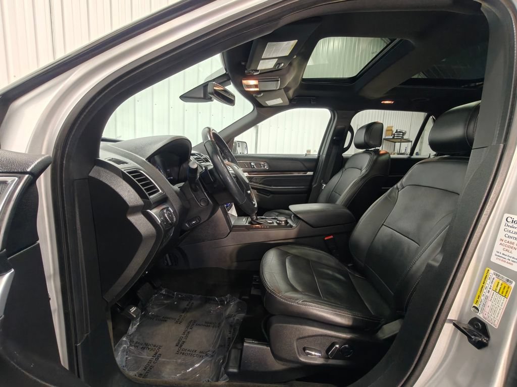 Used 2017 Ford Explorer Limited w/ Equipment Group 301A AWD/4WD image 33