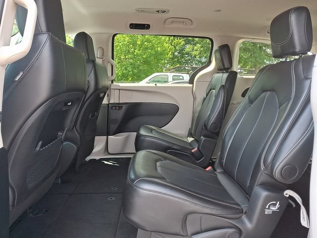 Used 2024 Chrysler Pacifica Touring-L FWD image 11