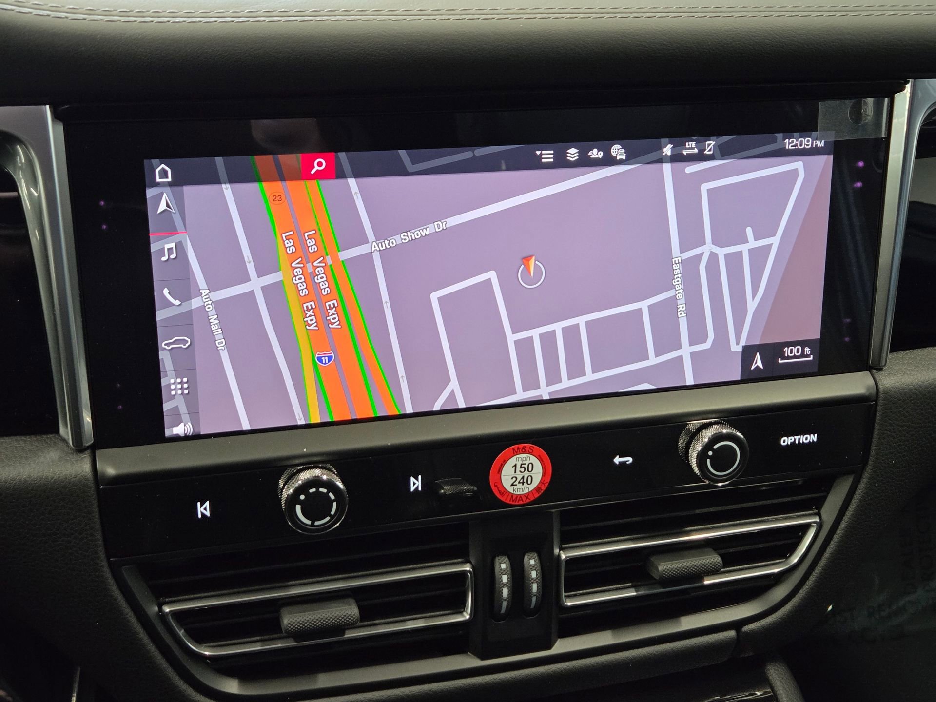 Certified 2025 Porsche Macan AWD/4WD image 20