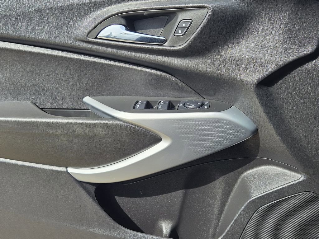 Used 2025 Chevrolet Trax RS w/ Sunroof Package FWD image 28