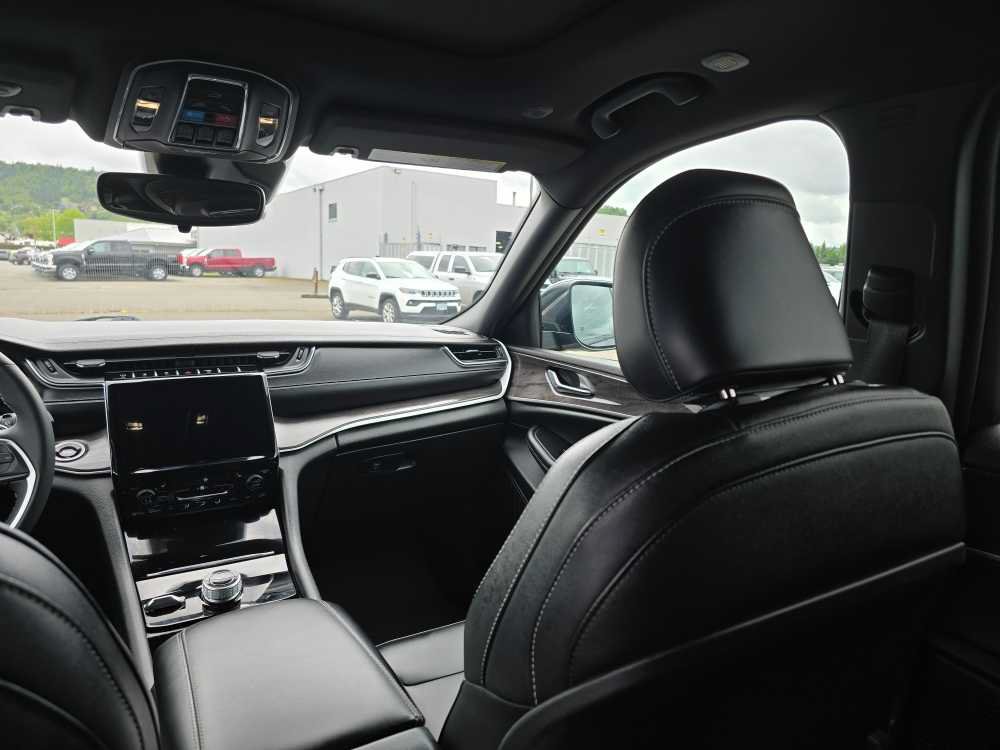 Used 2024 Jeep Grand Cherokee Limited AWD/4WD image 14