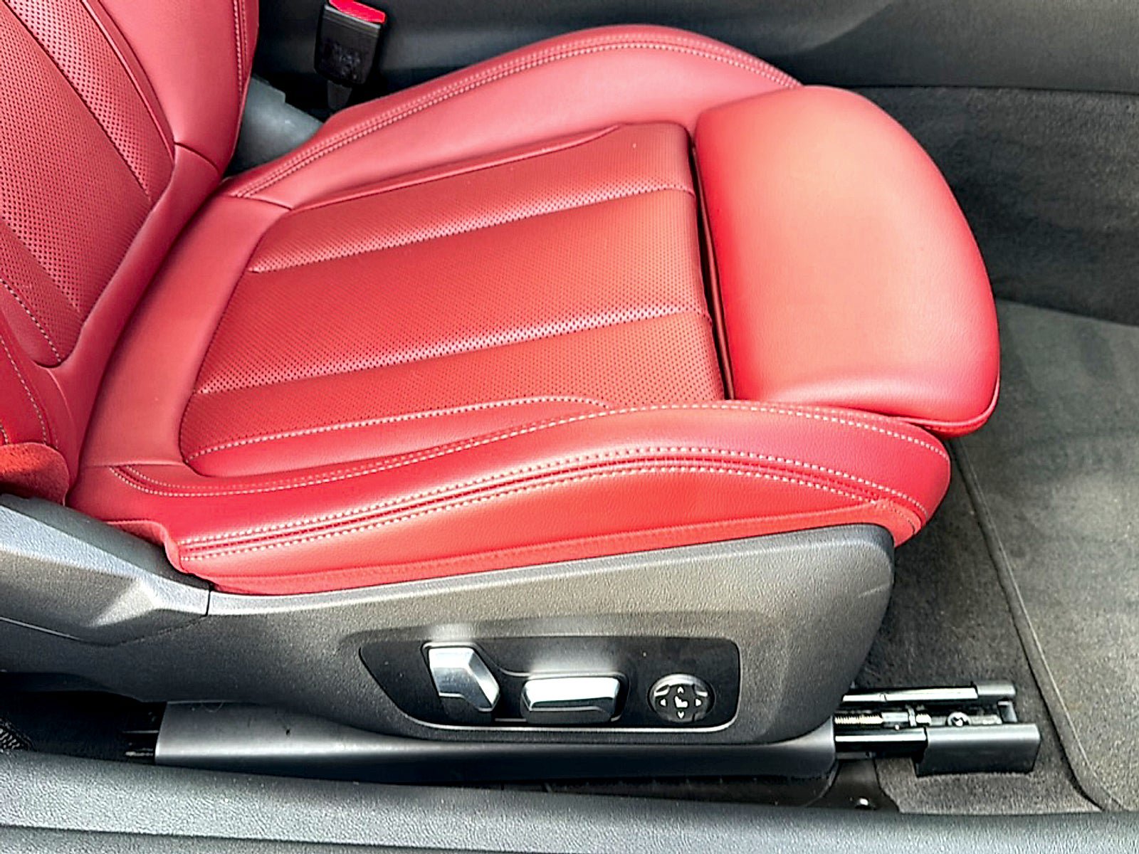 Used 2024 BMW 430i Coupe w/ M Sport Package RWD image 23