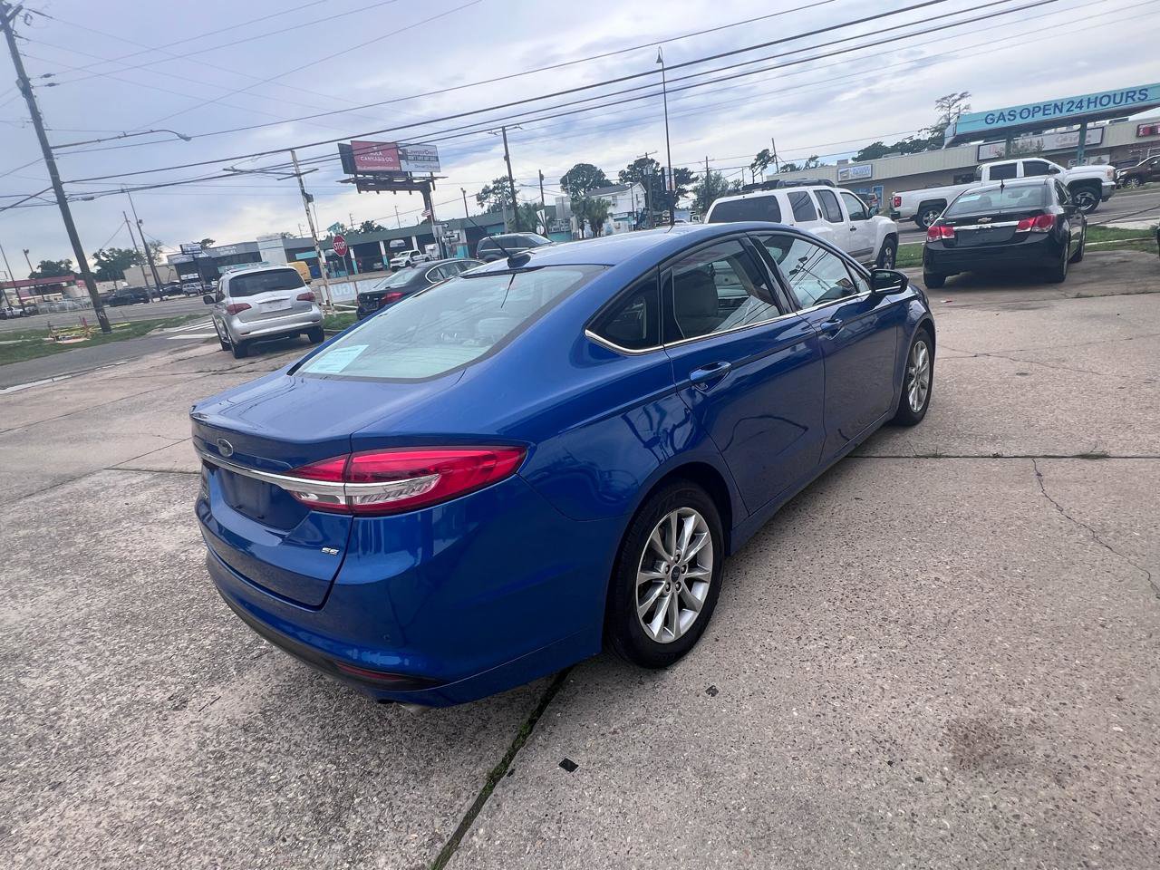 Used 2017 Ford Fusion SE w/ Fusion SE Technology Package image 4