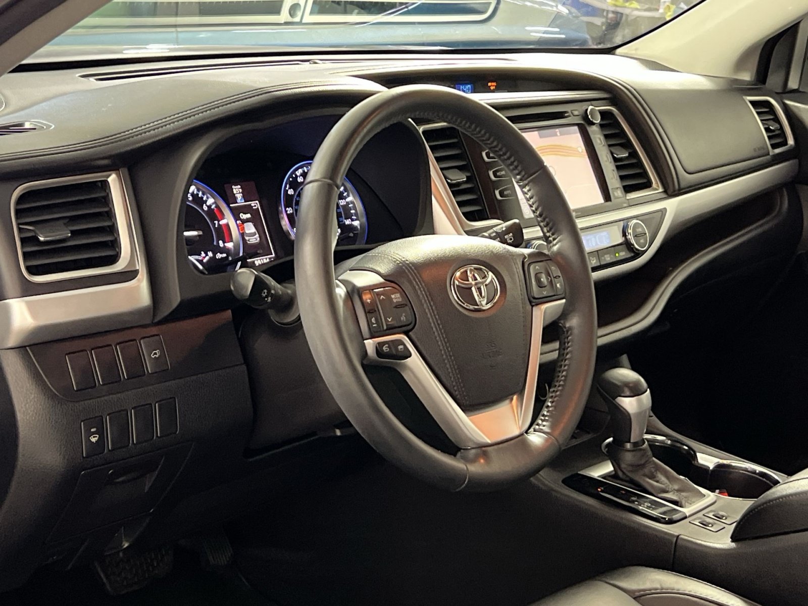 Used 2015 Toyota Highlander XLE AWD/4WD image 16