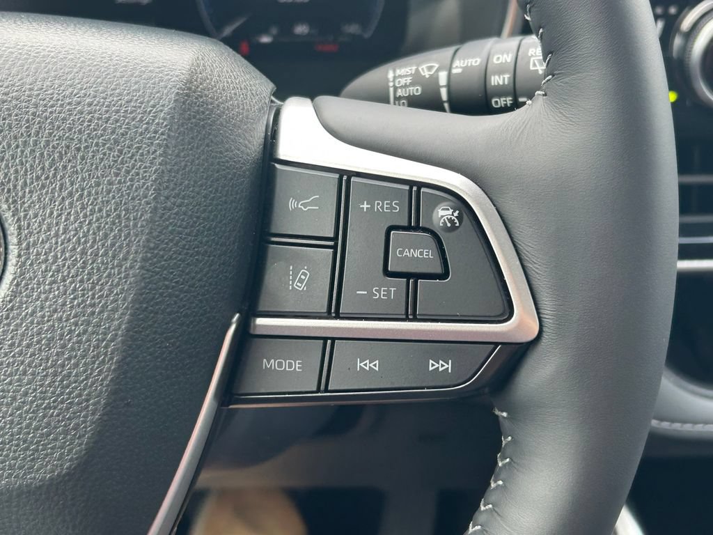 Certified 2025 Toyota Highlander Platinum AWD/4WD image 47
