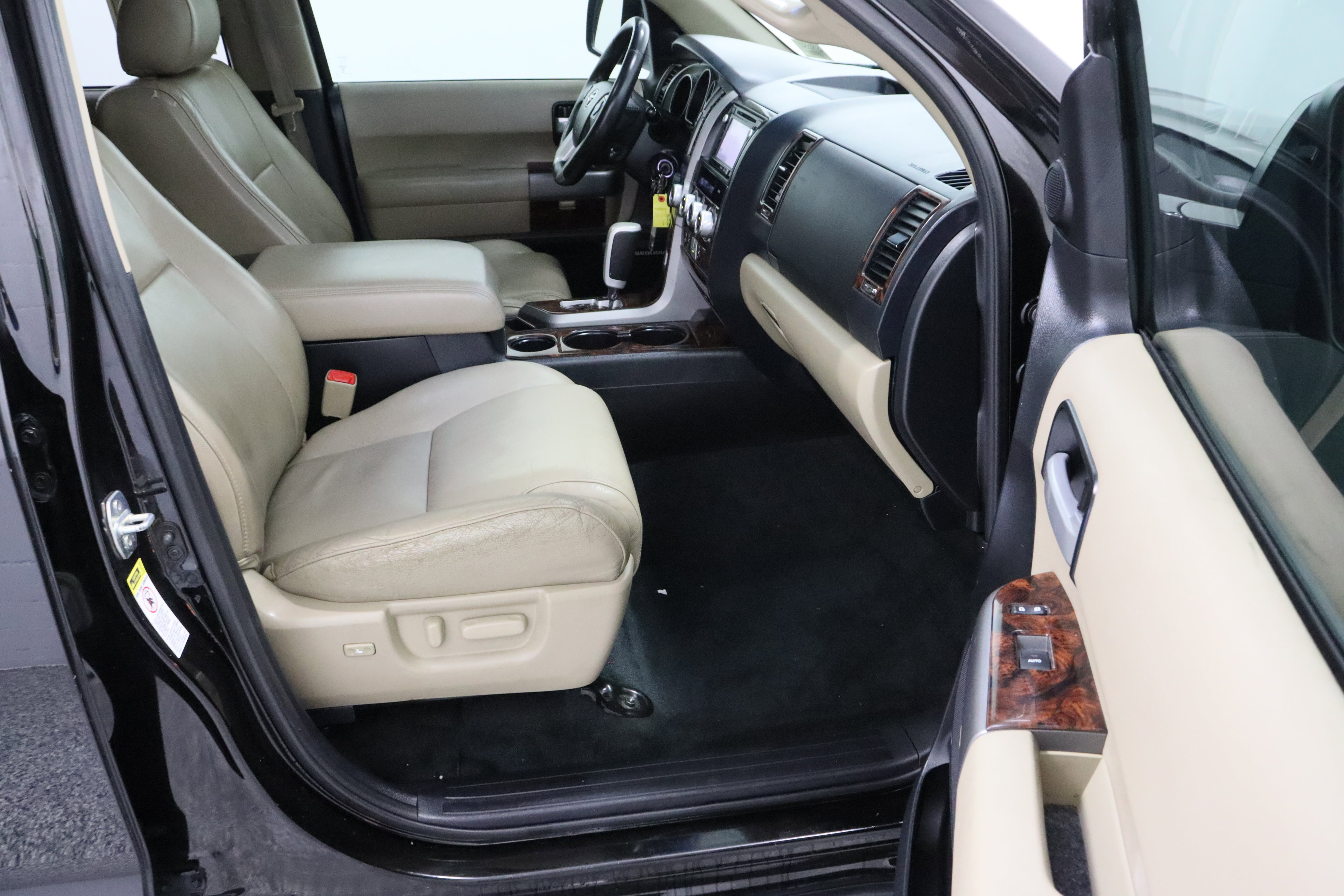 Used 2014 Toyota Sequoia Limited RWD image 40